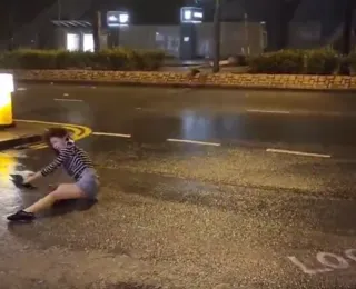Vídeo: Mulher é arrastada pela rua durante vendaval em Hong Kong