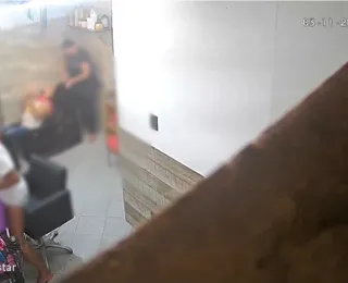 Vídeo: Mulher é presa após furtar celular em salão de beleza
