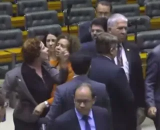 Vídeo: Zambelli é chamada de terrorista e discute com deputado petista