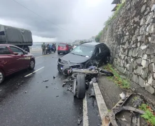 Vídeo: acidente entre dois carros e moto deixa feridos na Av. Contorno