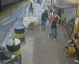 Vídeo: câmeras de segurança mostram execução de pai e filho em bar