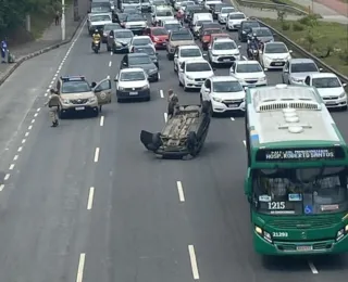 Vídeo: capotamento deixa trânsito parado na avenida Paralela