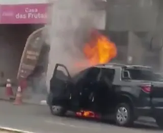 Vídeo: carro pega fogo no Cabula