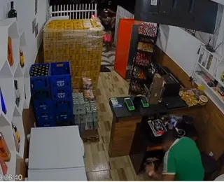 Vídeo: homem invade estabelecimento e troca tiros com vendedor
