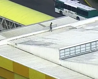 Vídeo: homem sobe em teto da estação do metrô e atira objetos