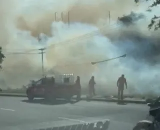 Vídeo: incêndio de grande proporção atinge vegetação na Avenida Bonocô