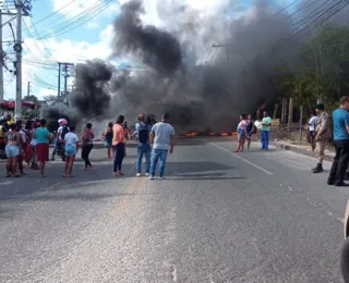 Vídeo: moradores fecham Estrada do Derba por falta de água