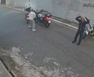 Vídeo: motoqueiro derruba criminoso várias vezes para evitar assalto