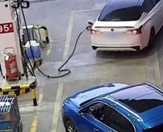 Vídeo: motorista derruba bomba de gasolina e causa explosão em posto