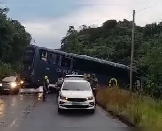 Vídeo: motorista perde controle e ônibus fica atravessado na estrada