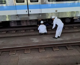 Vídeo: mulher é resgatada debaixo do trilho do metrô