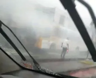 Vídeo: ônibus pega fogo na Avenida Suburbana, em Salvador