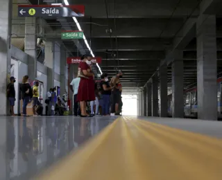 Vídeo: passageiros ficam presos em elevador do metrô na Estação Pirajá