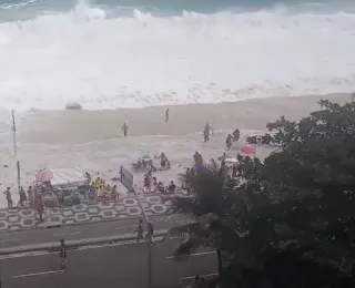 Vídeo: ressaca do mar arrasta banhistas em praia