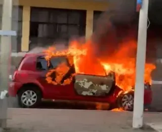 Vídeo: veículo é destruído por fogo no bairro do Comércio