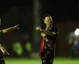 Vitória faz dever de casa, vence Tombense e dispara na liderança