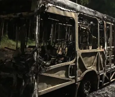 Ônibus é incendiado após ação policial em Castelo Branco - Imagem