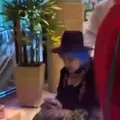 Baby do Brasil é vista em cadeira de rodas no aeroporto de Salvador imagem