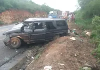 Acidente entre caminhonete e carreta deixa uma pessoa morta