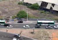 Acidente entre ônibus e carro deixa trânsito lento na região de Armaçã