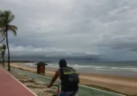 Adolescente morre após ser esfaqueado enquanto pedalava na orla