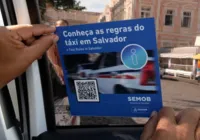 Agentes da Semob distribuem adesivos com informações sobre táxis