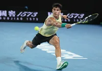 Alcaraz bate Gasquet na estreia do AO; Swiatek sofre, mas avança