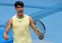 Alcaraz sofre mas vence Sonego e avança no Aberto da Austrália