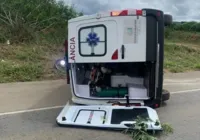 Ambulância desvia de carro na contramão e tomba em rodovia na Bahia