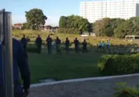 Amigos e familiares se despedem de guarda municipal morto a tiros