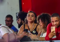 Anfitriã do Expresso 2222, Preta Gil curte passagem de Leo Santana