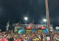 Ao som de "Música do Carnaval", Márcio Victor puxa trio na Barra