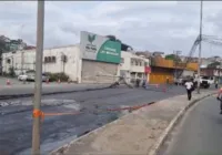 Após colisão, ônibus provoca queda de postes na Av. San Martin