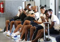 Após derrota, elenco do Bahia é recebido sob protestos; veja vídeo