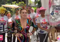 Após mal estar ao vivo, Ana Maria surge curtindo bloco de Carnaval