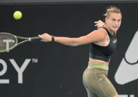 Aryna Sabalenka cai na estreia no WTA 1000 de Dubai