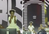 Assista: menino de 7 anos sobe ao palco e mete dança no show de Ivete