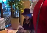 Baby do Brasil é vista em cadeira de rodas no aeroporto de Salvador imagem