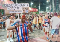 "Bahia vence, desodorante não", diz homem que aplica aerossol