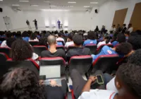Barroso, do STF, ministra aula para estudantes em Lauro de Freitas