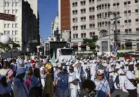 Blocos afro fazem carnaval antecipado e arrastam multidão em Salvador