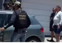 Bolsonaro e Carlos aparecem acompanhados por agentes da PF