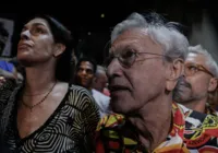 Caetano Veloso marca presença na saída do Ilê Aiyê: 'Beleza pura'