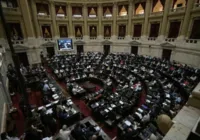 Câmara dos Deputados da Argentina aprova "lei ônibus" de Milei