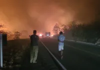 Caminhão com sisal pega fogo na BR - 324, em Jacobina