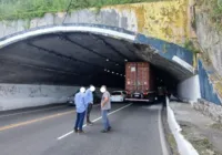 Caminhão fica preso na entrada do túnel Américo Simas, em Salvador