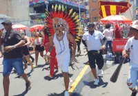 Carlinhos Brown invade a Barra com corrida antes de puxar Arrastão