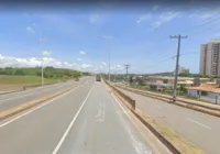 Carro colide em poste na Avenida Orlando Gomes