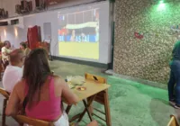 Casal interrompe o Carnaval para assistir jogo do Vitória