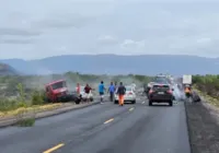 Casal morre após carro bater de frente com caminhão-guincho